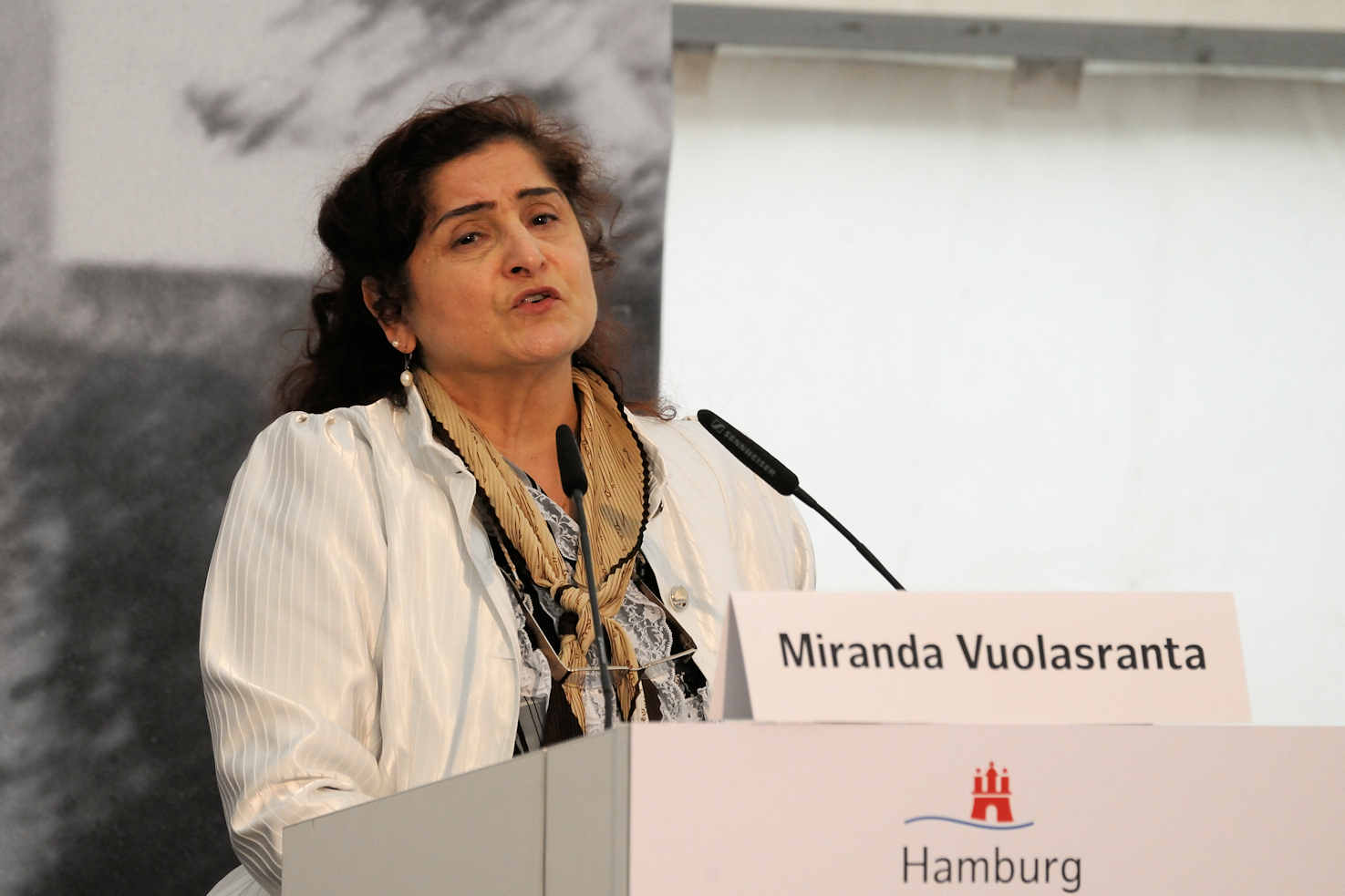 0212 Rede von Miranda Vuolasranta, Präsidentin des European Roma and Travellers Forum. | Lohseplatz - Lohsepark, Gedenkstätte Hamburger Hafencity.